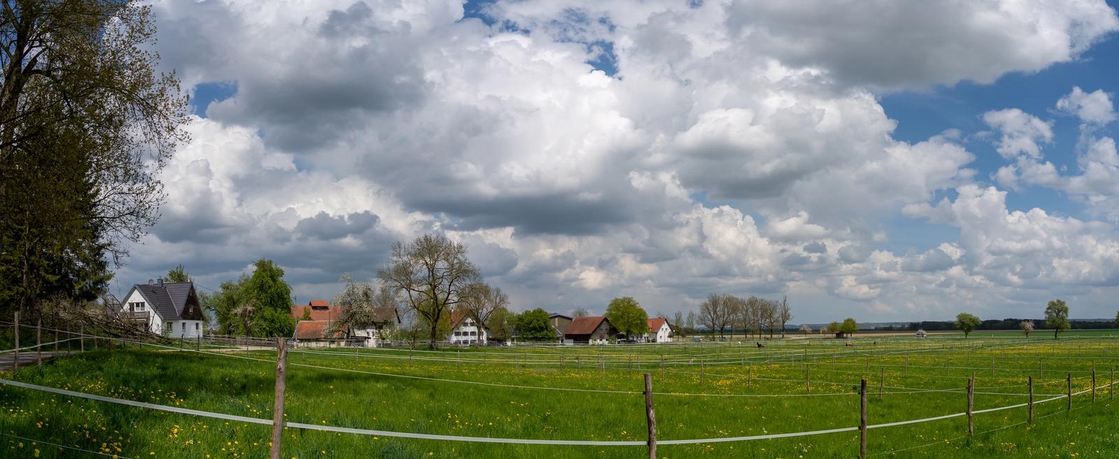 Weiter Blick über die Koppeln und Weiden der Reitsportanlage Haldau im Illertal