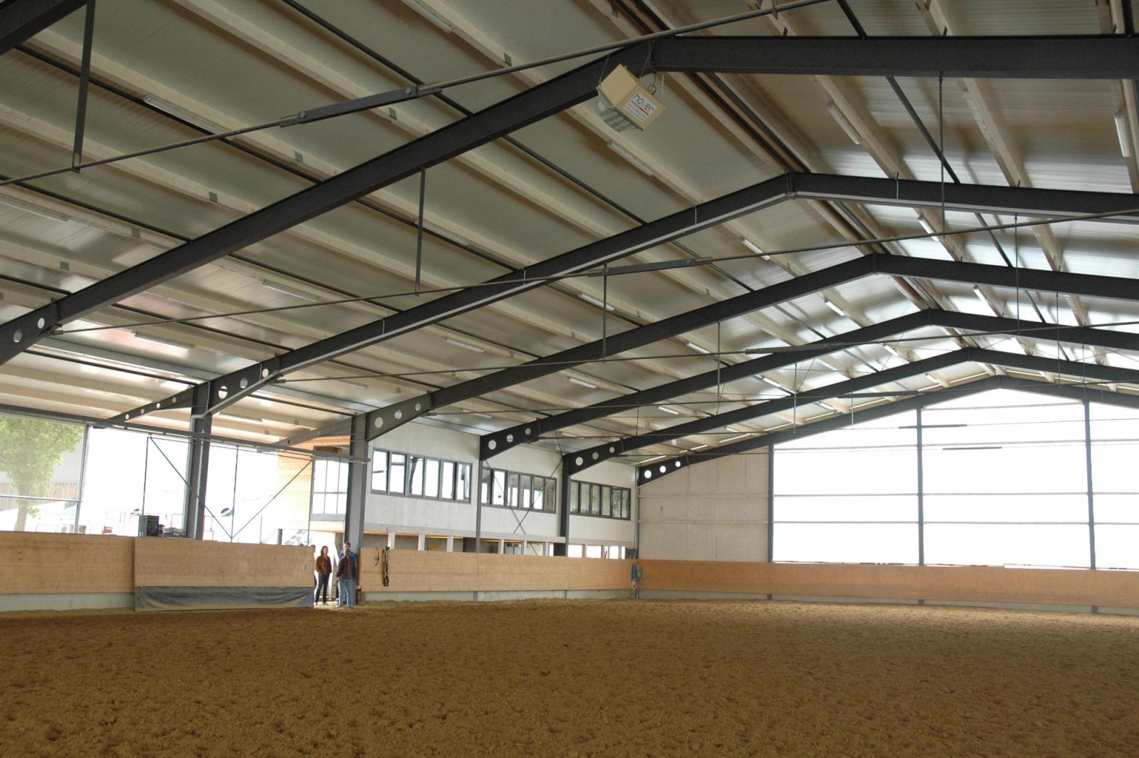Reithalle 60 x 30 m der Reitsportanlage Haldau von innen, heller Sandboden unter der Stahlträger-Decke