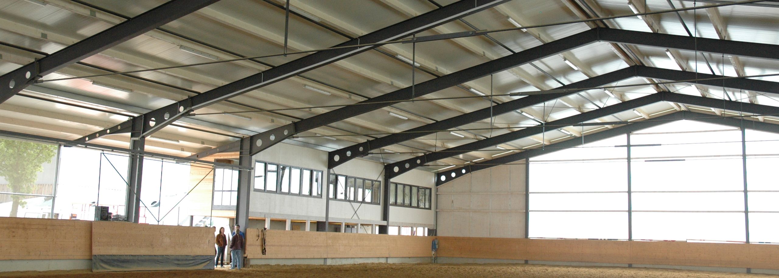 Reithalle 60 x 30 m der Reitsportanlage Haldau von innen, heller Sandboden unter der Stahlträger-Decke