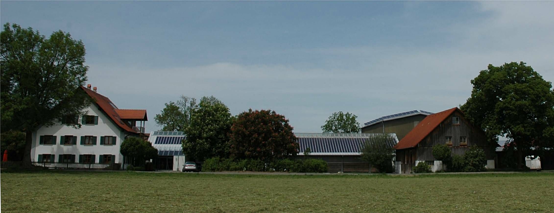 Die Reitsportanlage Haldau von Weitem, eingebettet in Wiesen und Bäume