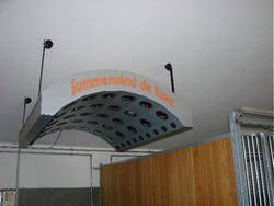 Pferdesolarium der Reitsportanlage Haldau, an der Decke montiert