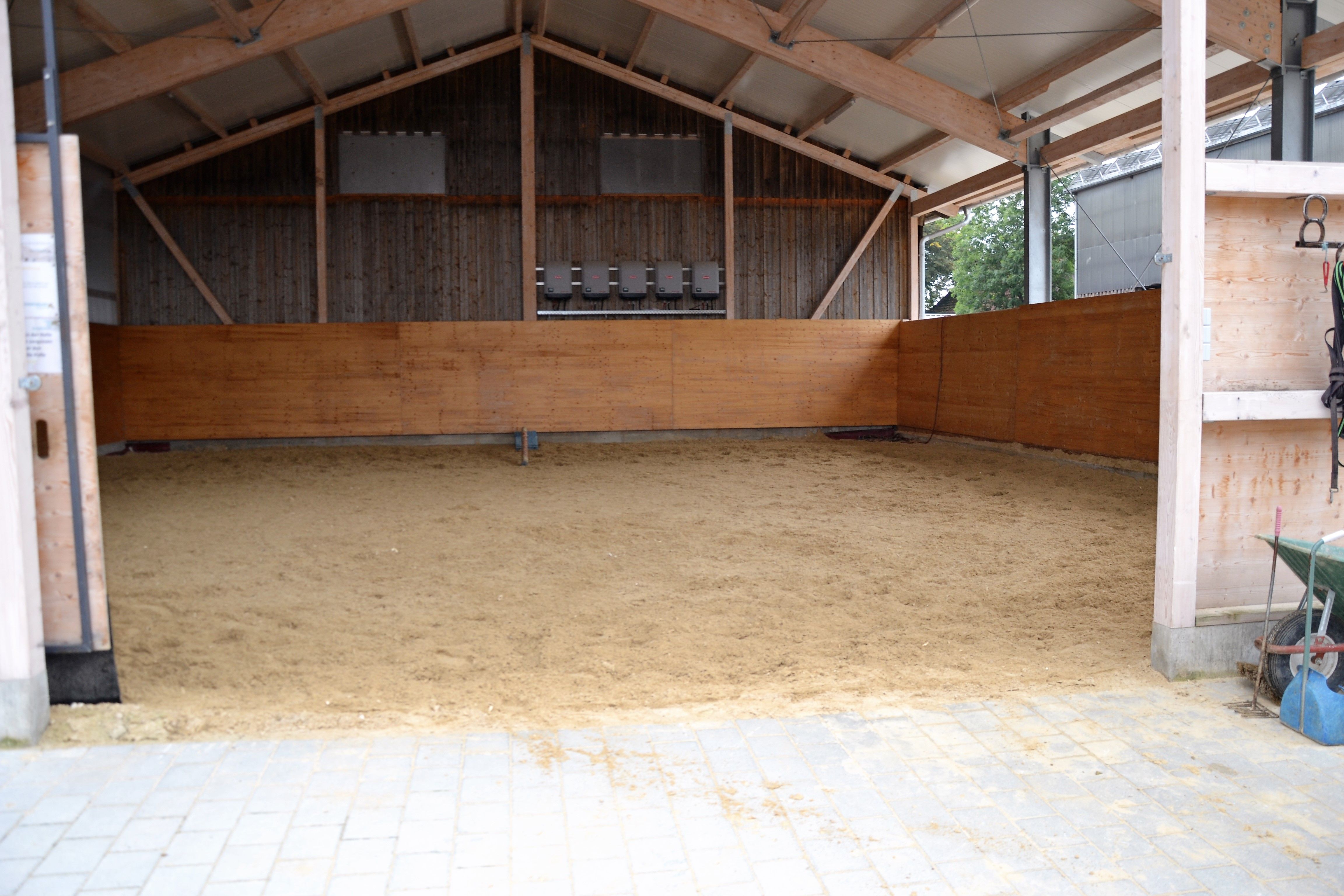 Die Longierhalle 17 x 16 m der Reitsportanlage Haldau mit frisch abgezogenem Sandboden