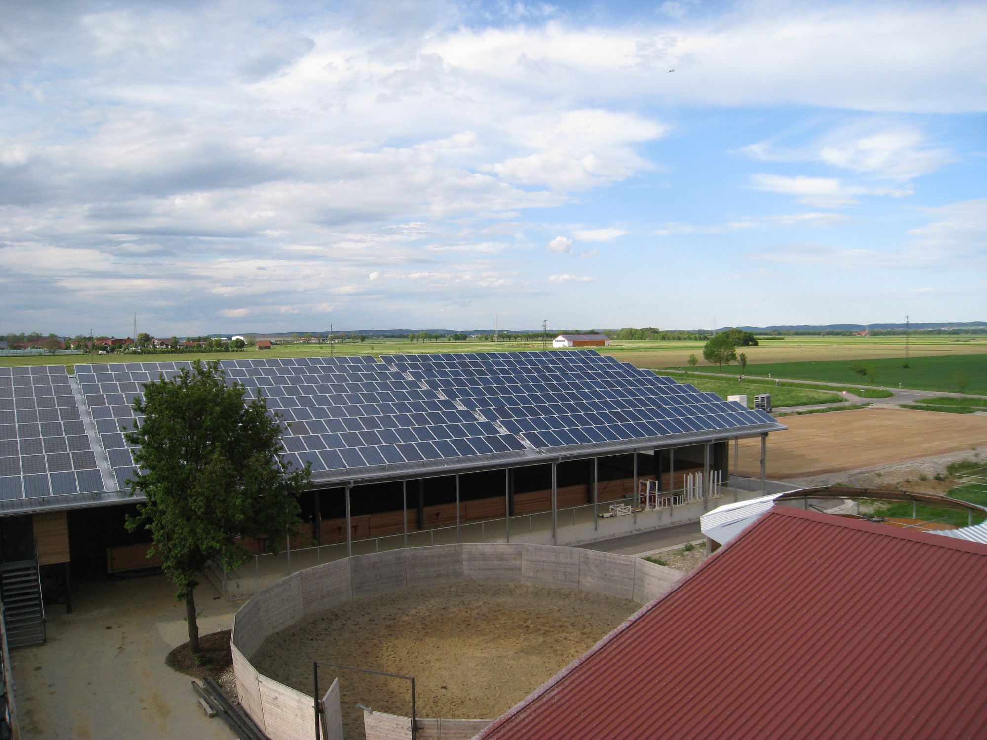 Große Photovoltaikanlage auf dem Stalldach der Reitsportanlage Haldau