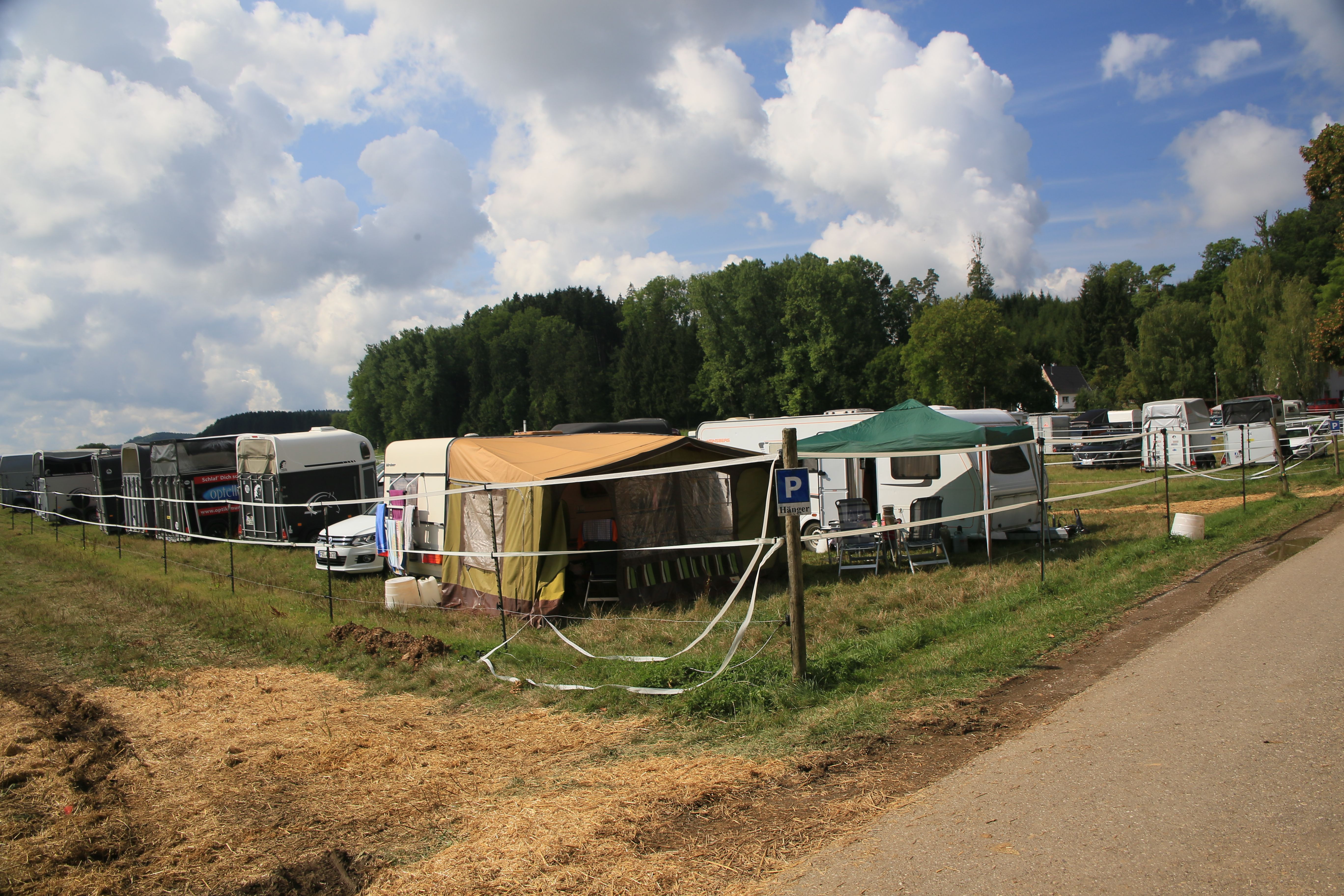 Wohnwagen, Vorzelte und Pavillons auf dem Stellplatz neben der Reitsportanlage Haldau